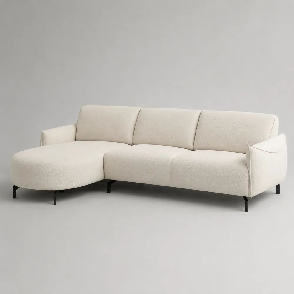 Divano angolare 3 posti con penisola sinistra, rivestimento in poliestere avorio e gambe in acciaio nero, 250 × 160 × 85 cm