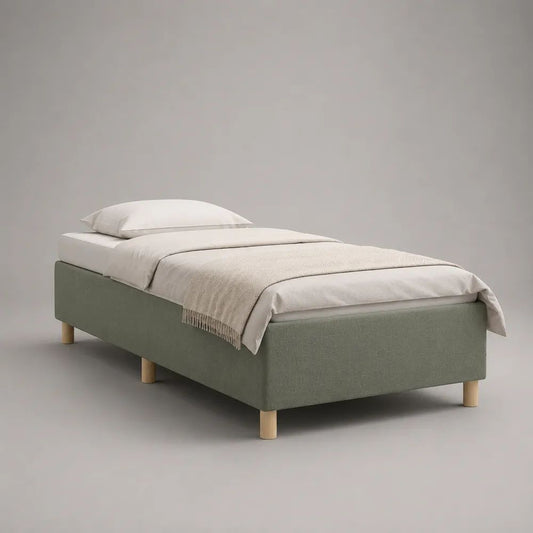 Struttura letto singolo imbottita in tessuto verde salvia con piedini in legno naturale, 205 x 95 x 45 cm, per materasso 90 x 200 cm